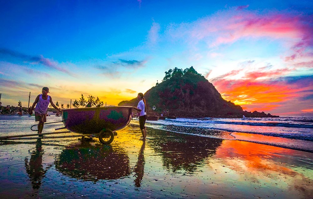 Cua Lo Beach offers a beautiful coastal setting, a variety of fun activities, and excellent service—making it an ideal getaway