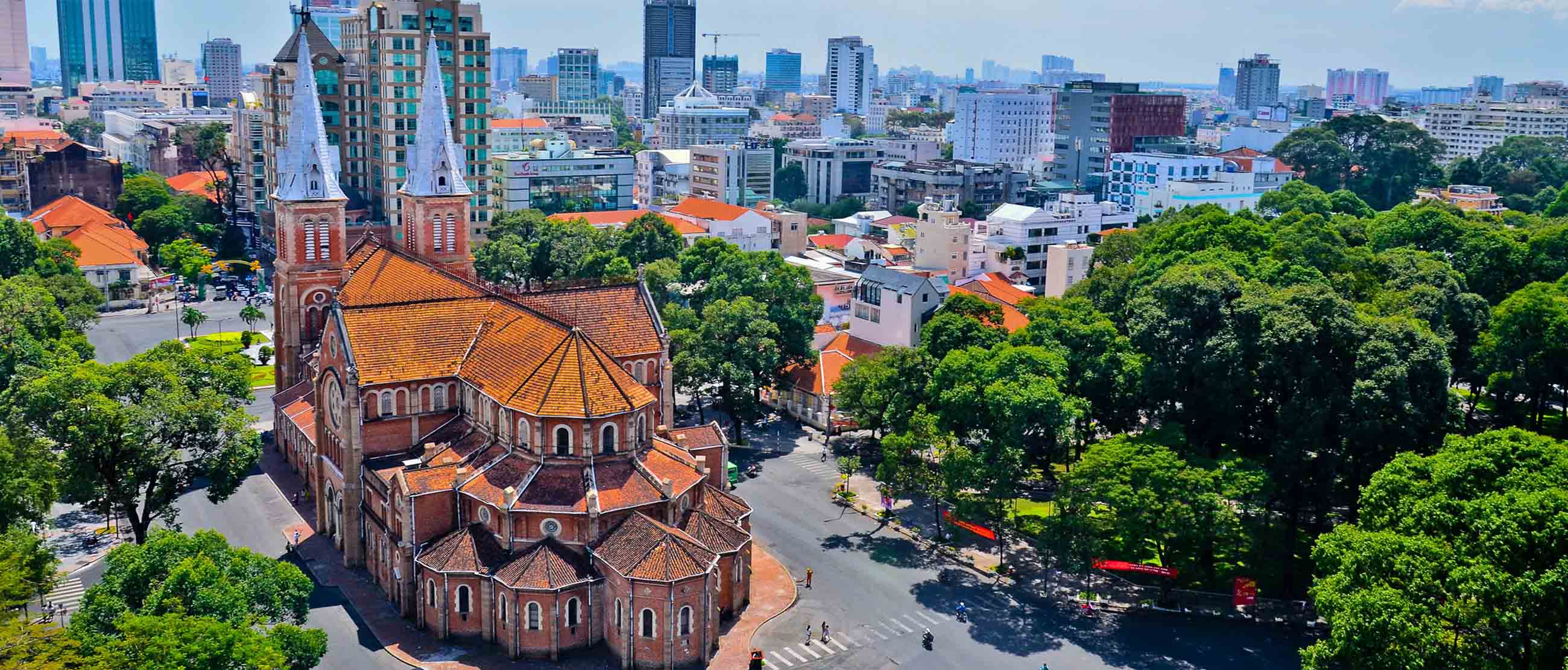 Nhà thờ Đức Bà là một trong những biểu tượng của Thành phố Hồ Chí Minh