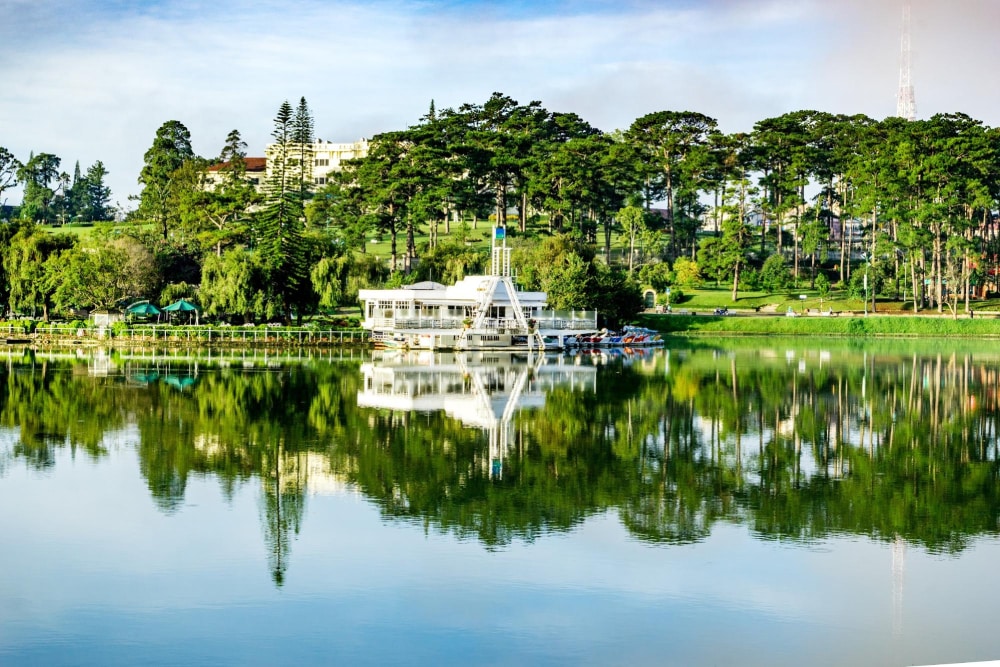Hồ Xuân Hương được bao bọc bởi những thảm cỏ và cây cối xanh mướt