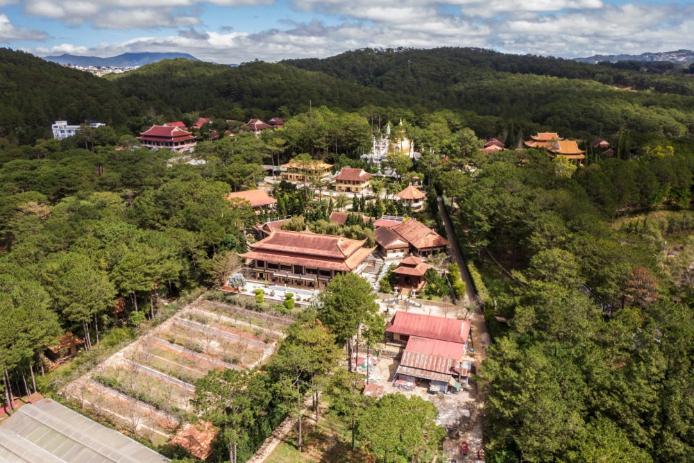 Toàn cảnh Thiền Viện Trúc Lâm trên núi Phụng Hoàng 