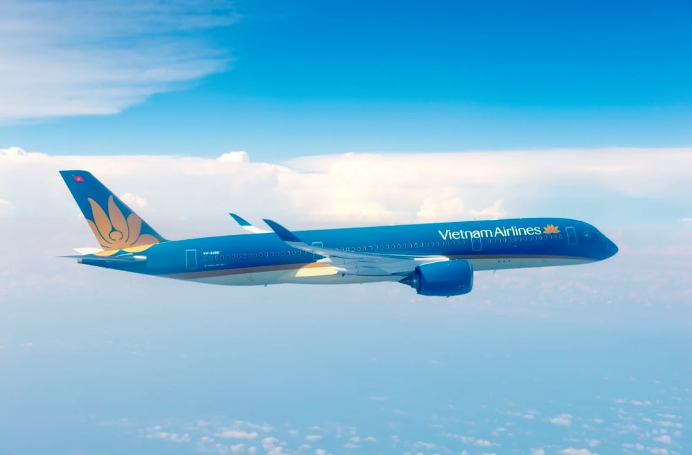 Thông qua chuyến bay của Vietnam Airlines, các du khách phương xa có thể di chuyển đến Mộc Châu trong thời gian ngắn